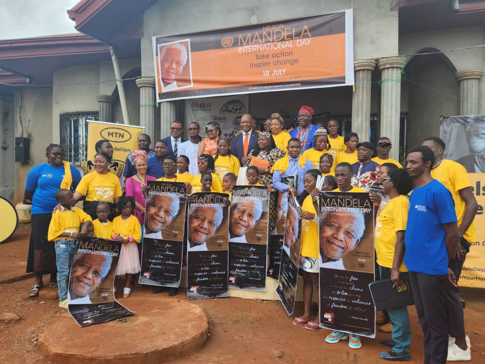 photo de famille des pensionnaire du foyer Marche En Avant en présence de S.E Monsieur l'Ambassadeur